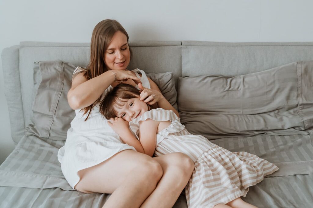 mamma e figlia sul lettone